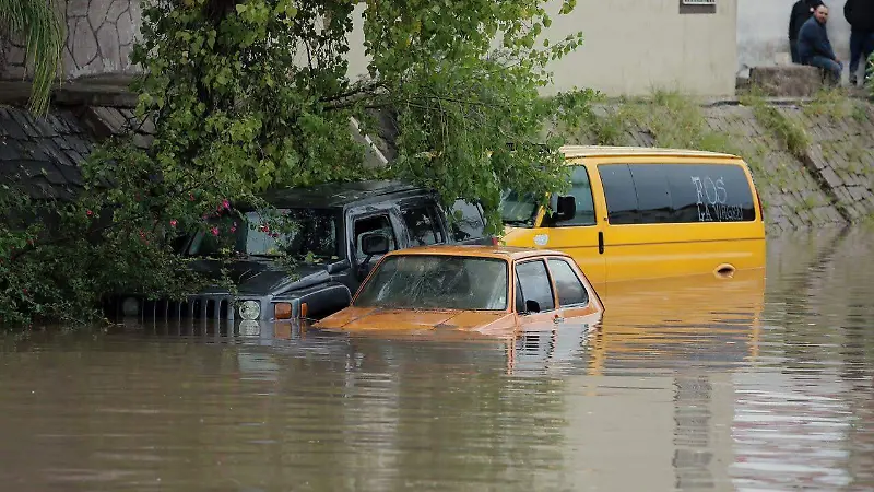 Intensas lluvias provocan inundación en el bulevar Primo de Verdad de la ciudad de Durango 